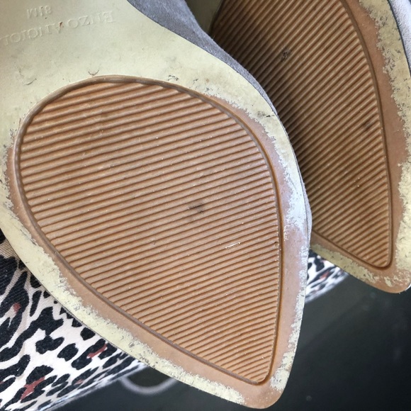 Grey suede pumps - Picture 5 of 10